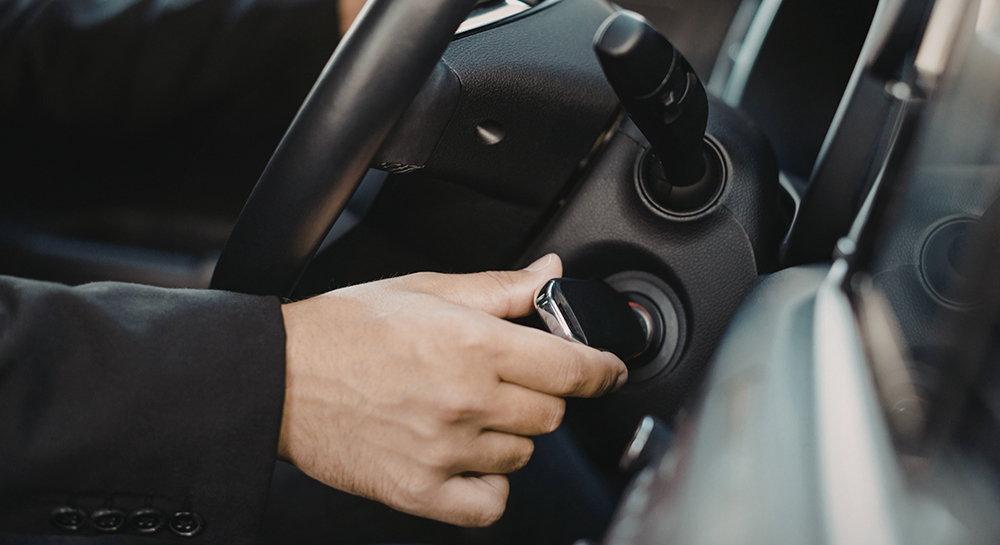 Man i tjänstebil som använder digital körjournal inför körning